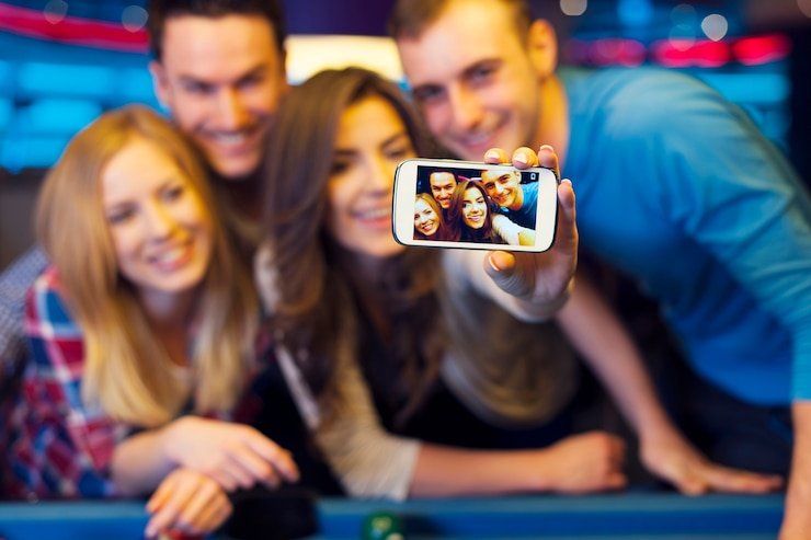 Tampilan dealer langsung sardentoto dengan meja roulette dan blackjack
